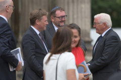 The German president Frank-Walter Steinmeier (Right) speaking to Rabbi Walter Homolka, university president Oliver Günther and Brandenburg premier Dietmar Woidke. (Richthofen to left)