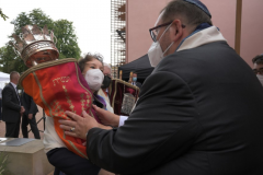 Rabbi Walter Homolka hands Torah scroll to Sonja Güntner.