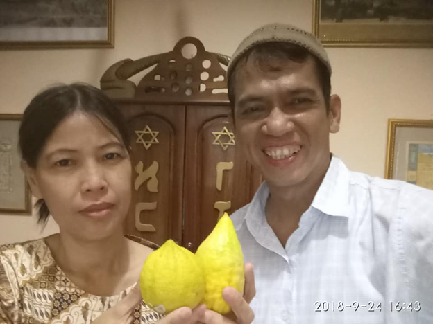 Comparing a locally grown etrog (left) with Israeli imports in Indonesia.